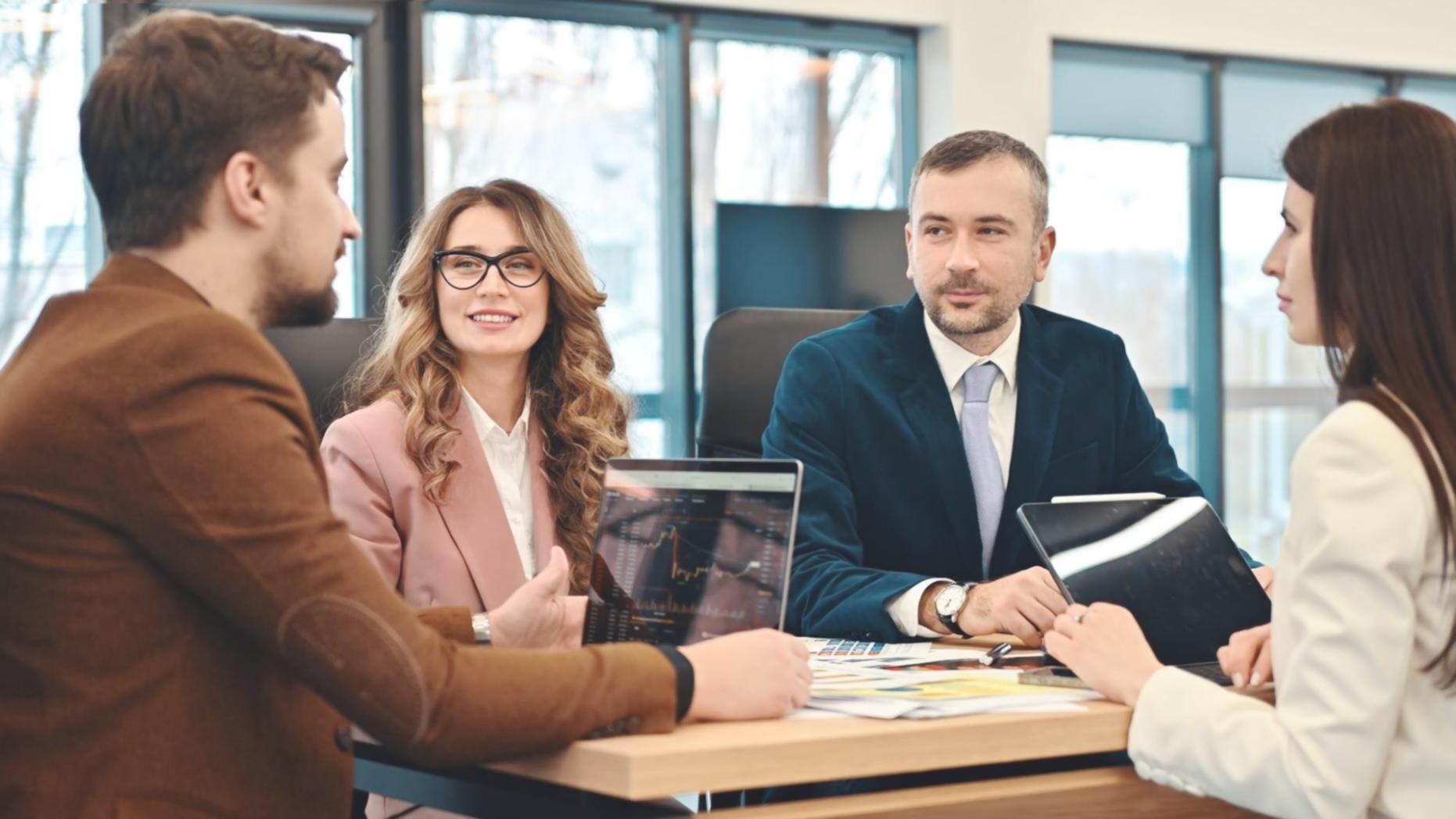 Professionnel analysant des documents budgétaires dans un environnement de travail moderne
